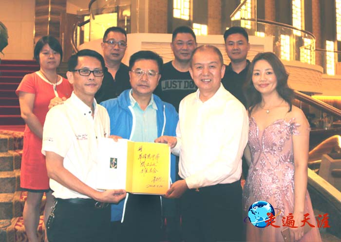 6 参访团向菲律宾侨领蔡祥维会长（右二）、林志农主席（左）赠送关帝文化专著.jpg