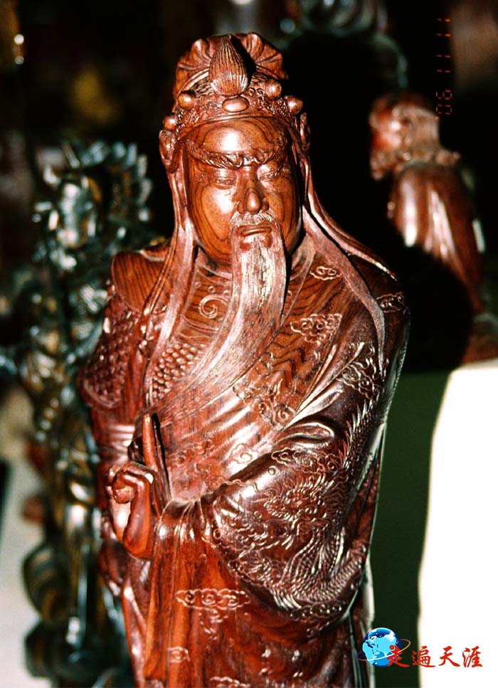 8 越南商店里，摆放着红木雕刻的关公.JPG