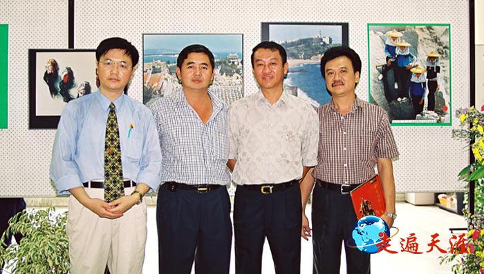 5 新加坡关帝朝拜团团长梁三旺(右二)先生在展厅，左为本文作者.JPG