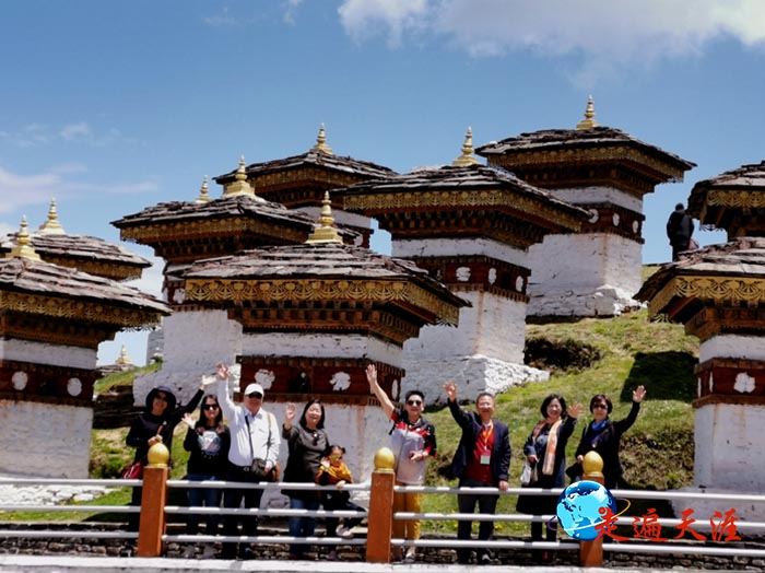 07 中国朝圣团在不丹多楚拉山口挥手致意.jpg