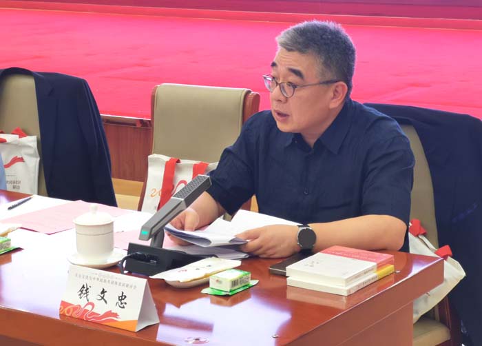 14 1 上海复旦大学教授钱文忠在论坛发言.jpg