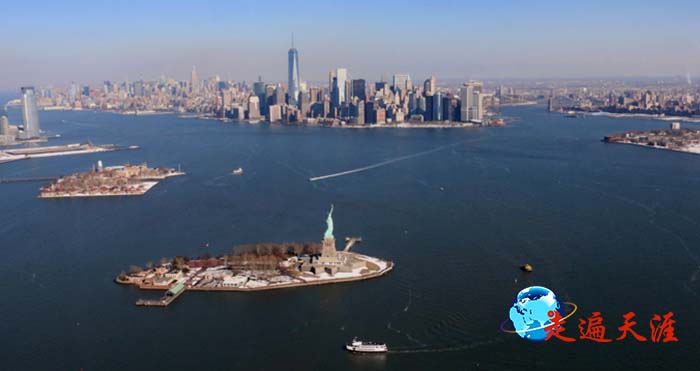 1 乘直升机航拍大西洋畔的纽约曼哈顿和自由女神.JPG