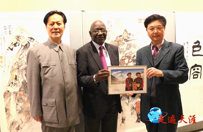 7 在纽约联合国总部，朱正明（右）向联合国前秘书长安南高级顾问Lamin Sise（中）赠送摄影作品。左为全国政协委员汪国新.JPG