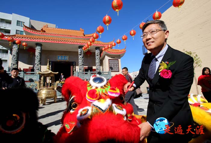 3 中国驻洛杉矶总领馆总领事刘健在洛杉矶潮州关帝庙前为雄狮点睛.JPG