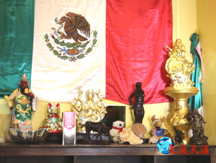 07 世界文化遗产圣米格尔摆放的墨西哥国旗和中国关公.jpg