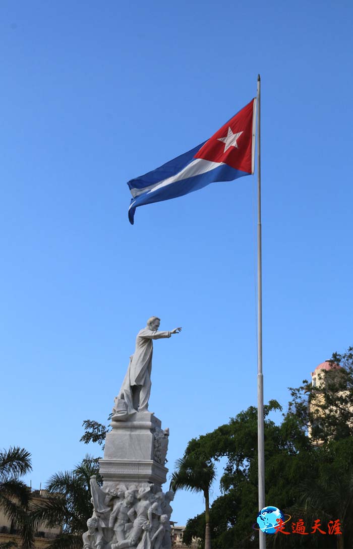 4 古巴哈瓦那中心广场高高飘扬的国旗.JPG