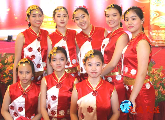 9 为菲律宾侨领表演忠义舞蹈的菲律宾华裔少女.jpg
