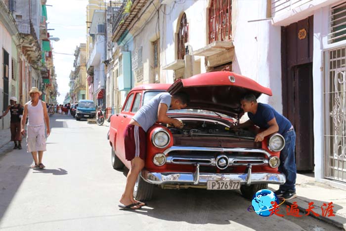 4 古巴哈瓦那华人街,两位华人在修理老爷车.JPG