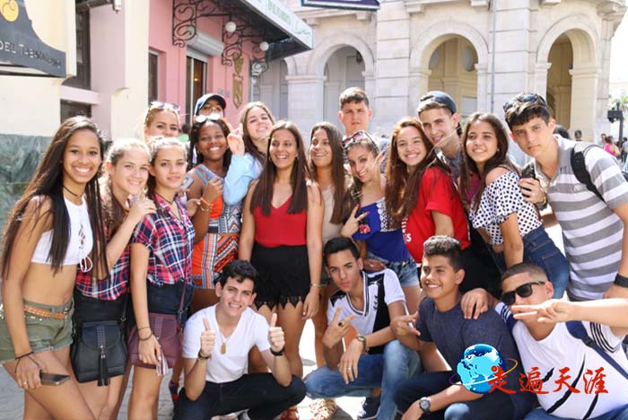 7 一群青年聚集在哈瓦那中心广场.JPG