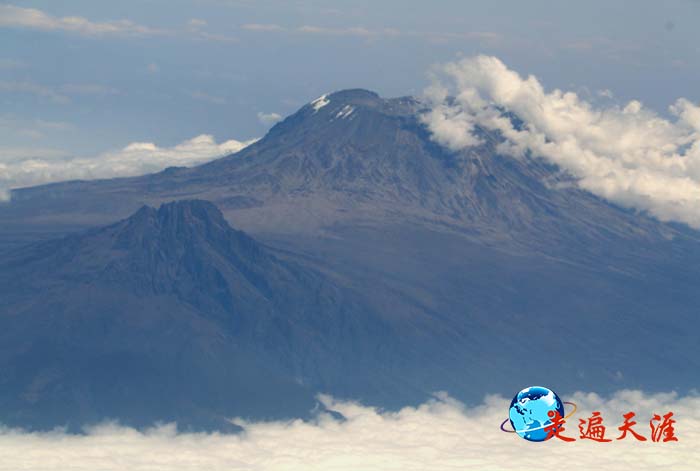 1 云端之上的非洲最高峰乞力马扎罗山，位于坦桑尼亚和肯尼亚交接之处.jpg