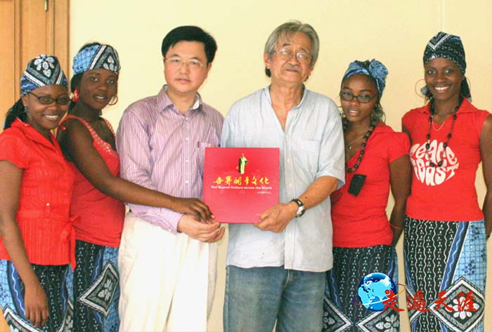4 朱正明（左二）在莫桑比克向中华协会副主席任华南赠送《世界关帝文化》画册.jpg