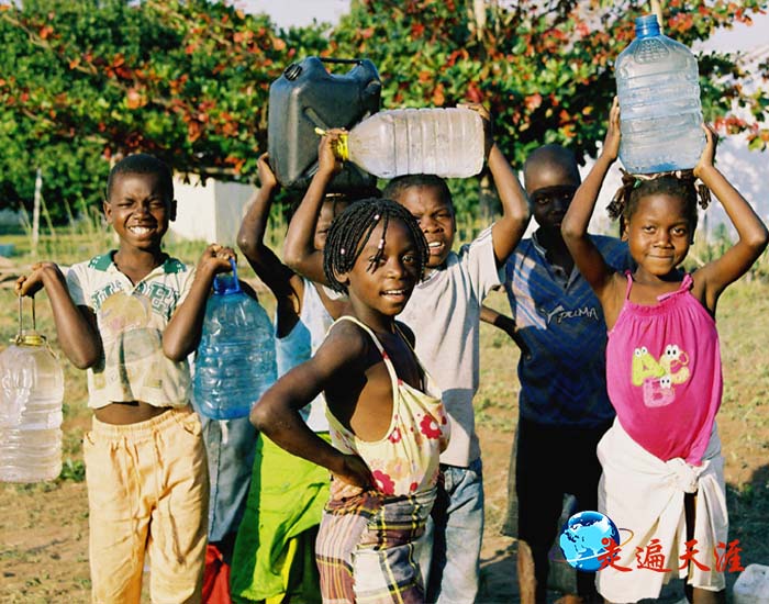 6 莫桑比克取水的孩子.JPG