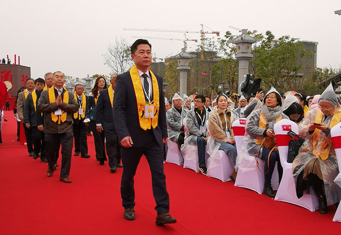 法国法籍亚裔协会会长林鹏率五大洲港澳台嘉宾，向当阳赠送关帝圣像.jpg