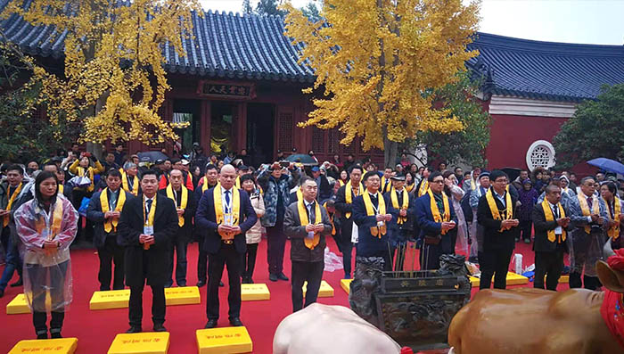 港澳台五大洲嘉宾在当阳关陵祭拜关公，纪念关帝大义归天1800周年.jpg