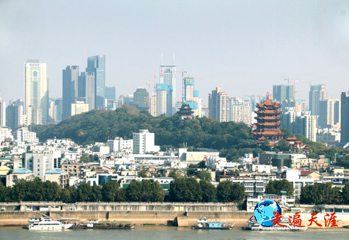 3 在长江北岸的龟山，遥望长江南岸的黄鹤楼，这里最早为孙吴瞭望台.jpg