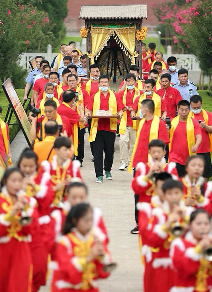 ●②万人观看关公巡城。8月12日，在山西运城市盐湖区常平村，来自全国各地的信众和当地群众近万人观看“关公巡城”。.jpg