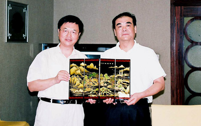 2 王大高先生（右）向湖北省海外中心主任朱正明赠送山西漆画.jpg