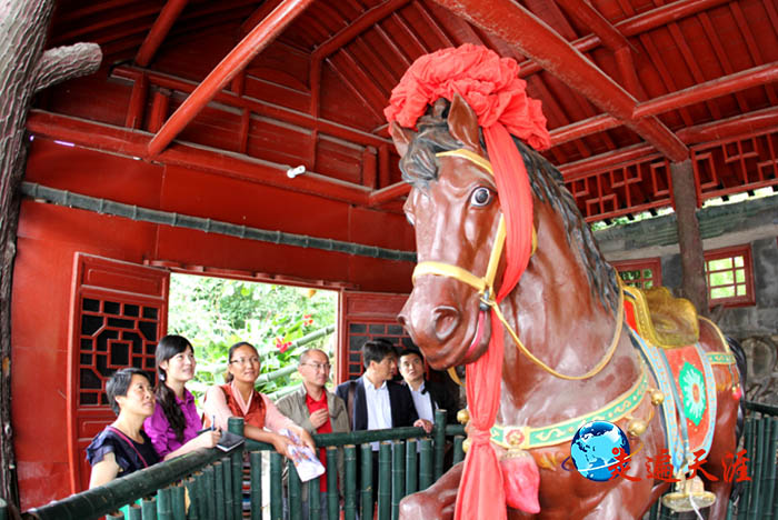 7 定日县考察团在荆州古城关羽祠赤兔马殿.JPG