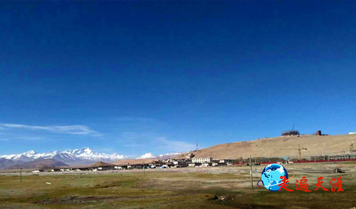 02 左边是珠峰，右边是岗嘎山，山头就是珠穆朗玛关帝庙大殿建设工地.jpg