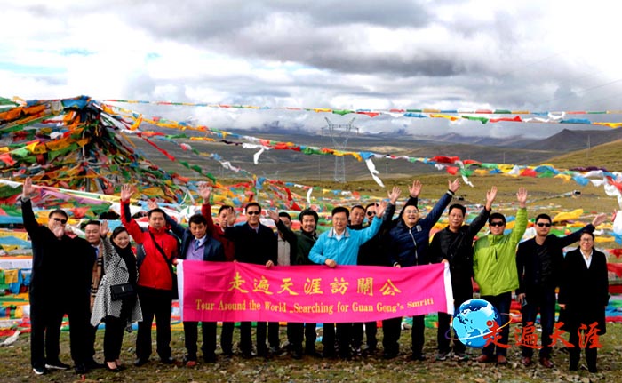 01 海内外嘉宾进入珠穆朗玛自然保护区，在5200多米的加措拉山口打出“走遍天涯访关公的横幅.jpg