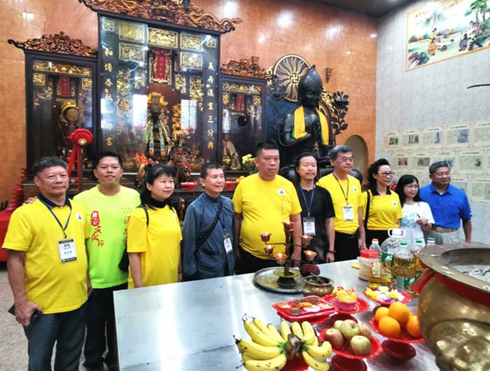 6邱華才先生（左二）與马来西亚、中國海峽兩岸專家學者在義和會關帝廟參拜.jpg