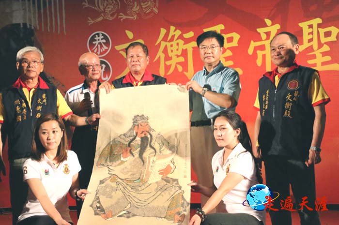 4 万人庆典现场，朱正明（右二）向龙崎文衡殿管理人陈展松（左二）、主委谢有德（中）赠送画家康峰作品《夜读春秋》.JPG