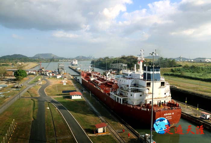 7 一艘货轮在巴拿马运河过船闸.jpg