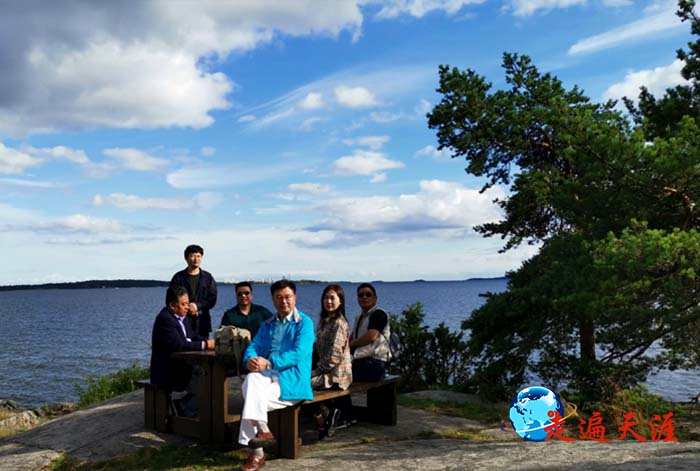 6 参访团在瑞典通往挪威的湖边休息.jpg