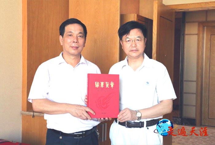 6 在福建东山岛，刘小龙（左）向朱正明赠送关帝文化专著.JPG