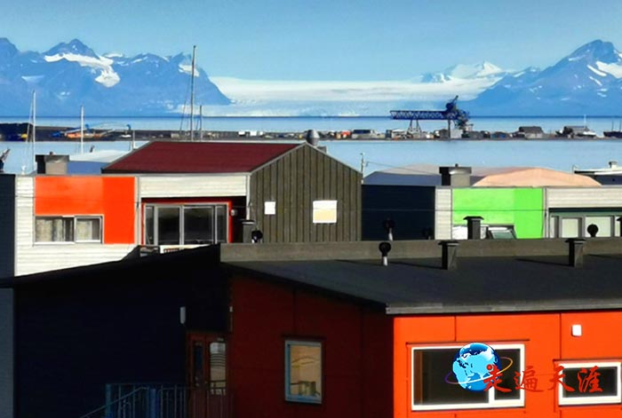8 在朗伊尔小镇遥望北极港口冰川.jpg