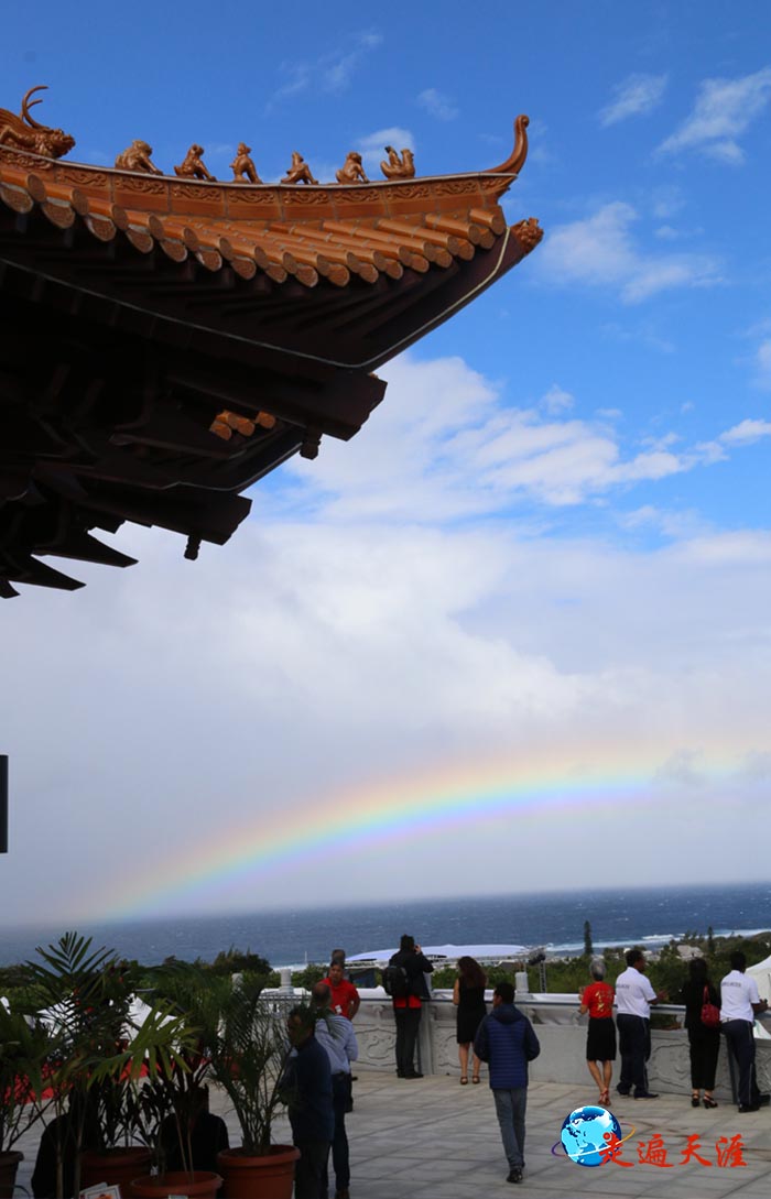 1 留尼旺圣皮埃尔关帝庙开光盛典的清晨，印度洋上空升腾起绚丽的彩虹.JPG