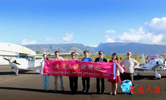7 中国关公文化参访团部分嘉宾在留尼旺乘微型飞机航拍.JPG
