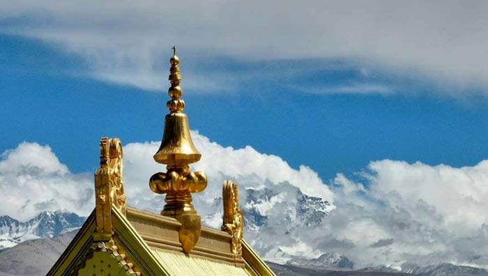 2 西藏珠穆朗瑪關帝廟金頂與珠穆朗瑪群峰（曹亞平航拍）.jpg