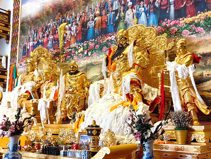 3 珠穆朗瑪關帝廟供奉的關聖帝君和藏族英雄格薩爾王（朱正明攝影）.jpg