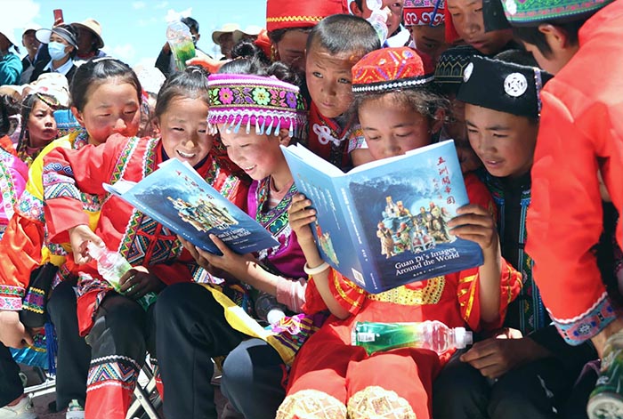 10 珠峰腳下的崗嘎小學生在讀《五洲關帝圖》（曹亞平攝影）.jpg