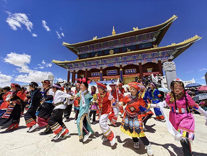 11 崗嘎鎮小學生在首發式現場跳起歡快的舞蹈《一個媽媽的女兒》（朱正明攝影）.jpg