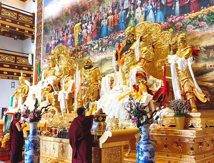 1西藏珠穆朗瑪關帝廟大殿.jpg