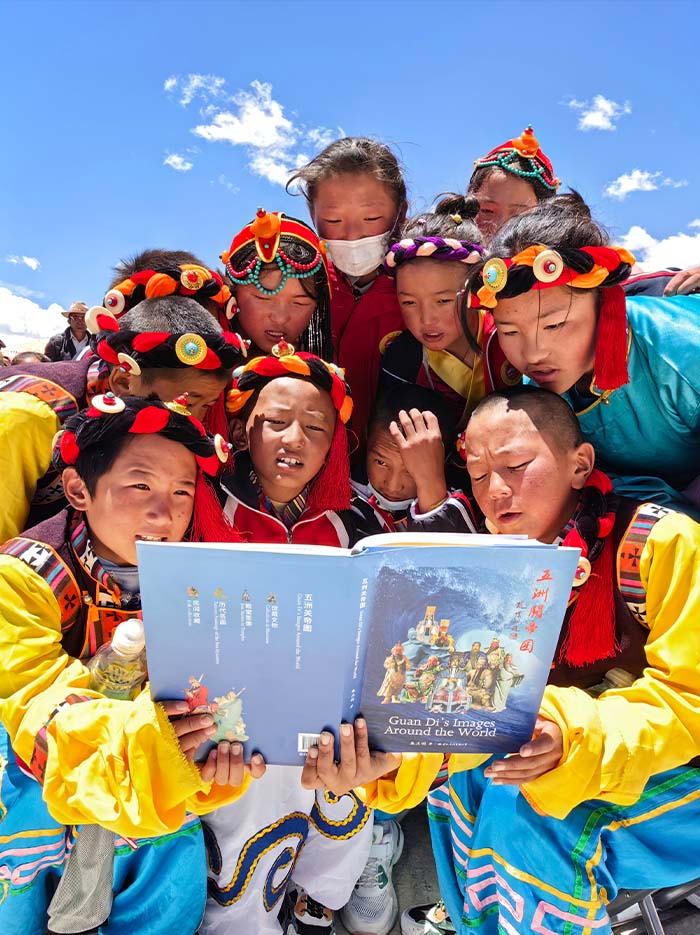 2珠峰腳下的藏族小朋友正在誦讀《五洲關帝圖》.jpg