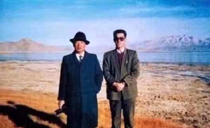 5 1994年10月，柴騰虎（右）陪同阿里地委書記孔繁森在班公湖考察（沈開運 攝影）.jpg