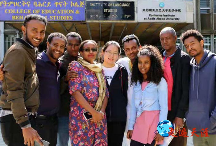 3 埃塞俄比亚孔子学院弓耀楠老师（中）和她的学生.jpg