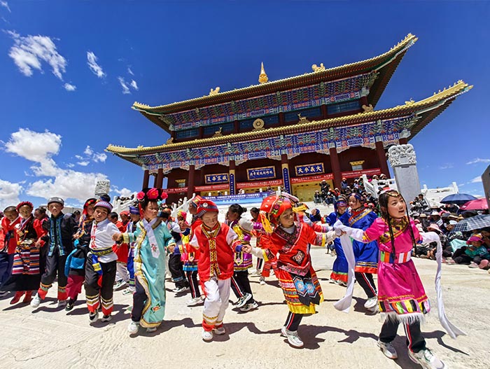 7 珠峰腳下的孩子們在珠穆朗瑪關帝廟廣場跳起歡快的舞蹈《一個媽媽的女兒》，慶祝《五洲關帝圖》新書首發.jpg