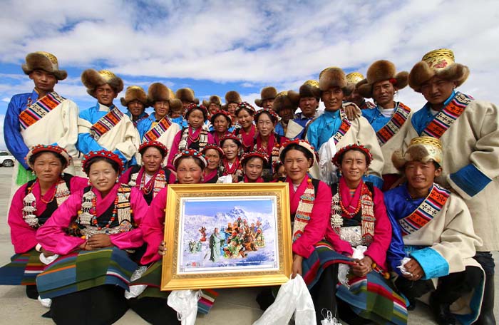 3、西藏珠峰脚下的藏族青年，簇拥着《中华关帝图》.jpg