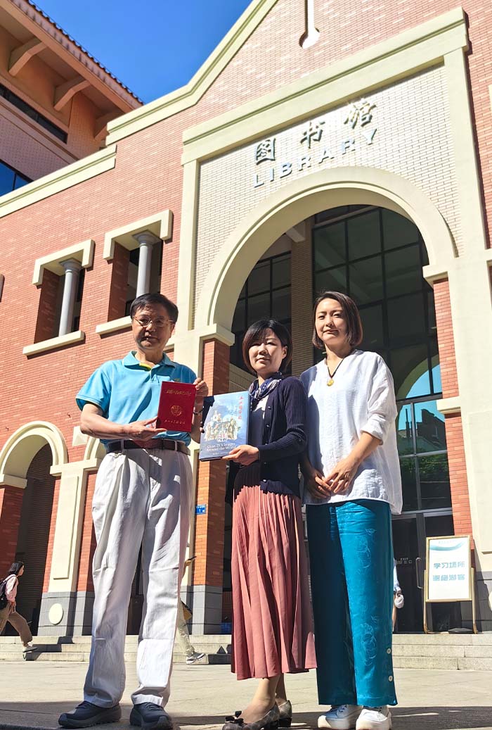 5、2023年10月，朱正明在厦门大学图书馆赠送新书《五洲关帝图》，中为图书馆副馆长陈娟.jpg